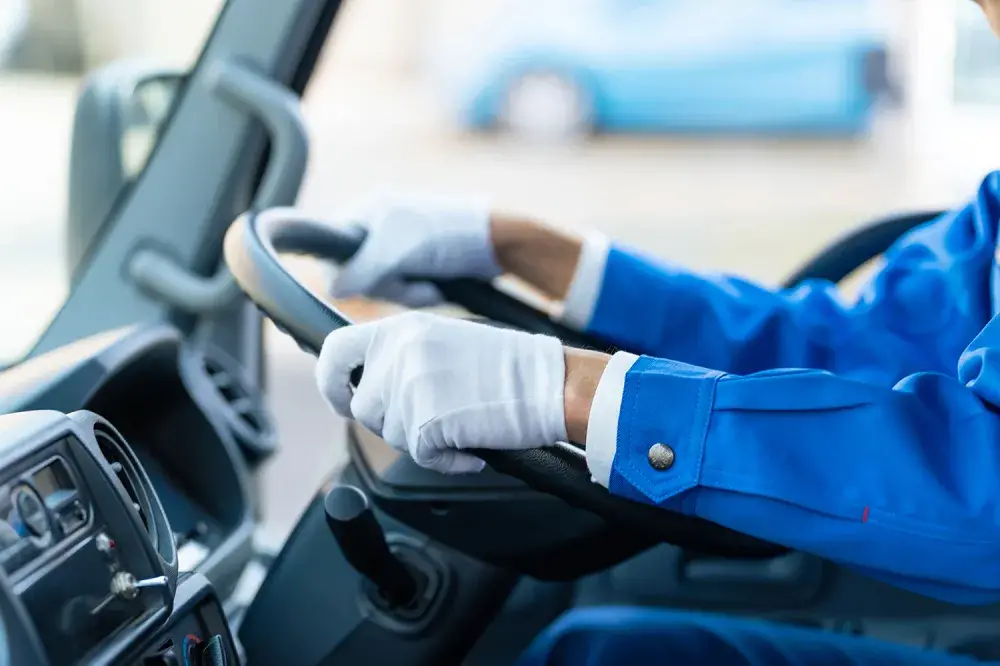 中型免許と大型免許、未経験者はどちらから取るべき？費用・条件・キャリアで徹底比較【滋賀県版】