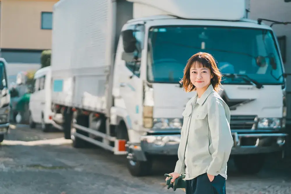 女性トラックドライバー(トラガール)の働き方ガイド|滋賀県で活躍する女性の年収・トイレ事情・両立術